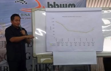Direktur Utama PT. BBWM, Prananto Sukodjatmoko saat menjelaskan tentang Propane Butane Proce 2014 - 2017 di acara ‘Tasyakuran’ Produksi Perdana Gas Terproses Kilang LPG Tambun yang berada di Desa Kedungjaya, Kecamatan Babelan, Rabu (06/12).