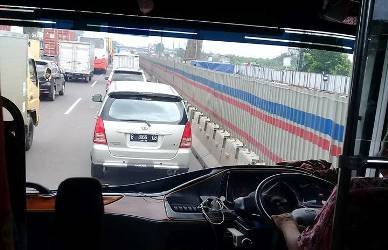Pengerjaan sejumlah proyek di jalan tol Jakarta - Cikampek membuat kemacetan tidak terhindarkan. Parahnya, kemacetan tersebut tidak diantisipasi dengan penyiapan jalur alternatif.