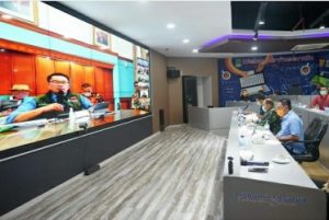 Bupati Bekasi Eka Supria Atmaja saat mengikuti Video Confrence Meeting bersama jajaran Forkopimda dengan Gubernur Jawa Barat dan juga empat Bupati/Walikota lainnya di wilayah BODEBEK (Bogor Depok dan Bekasi) terkait dengan penerapan PSBB, Minggu (12/04) | Foto: Humas Pemkab Bekasi