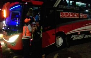 Korban SUM (67) saat dievakuasi oleh petugas Jasamarga dari bus dalam bus untuk dibawa ke RS. Hermina Tambun, Jum'at (22/12) malam.