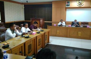 Kepala DPMD Kabupaten Bekasi, Aat Barhaty Kartaatmaja saat menggelar pertemuan dengan Forum BPD Kabupaten Bekasi, Selasa (23/01) siang. | Foto : Zuli Zukifli