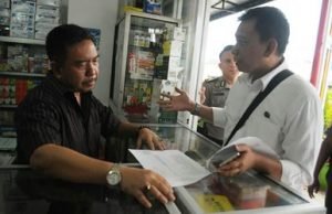 Petugas saat tengah memeriksa dokumen salah satu apotek di wilayah Kecamatan Tambun Selatan, Rabu (13/12).