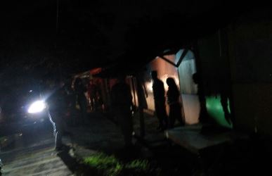 Tim Gabungan yang terdiri dari Satpol PP, Dinsos, TNI dan Polri saat menyatroni warung remang-remang di Jl. Inspeksi Kalimalang, Desa Pasir Tanjung, Kecamatan Cikarang Pusat pada Selasa (28/11) malam.