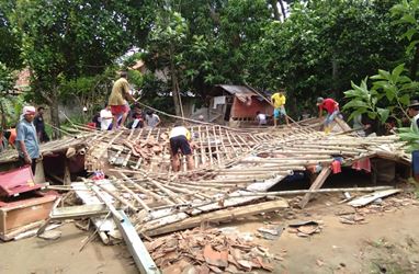 Warga setempat saat membersihkan puing bangunan rumah milik Marsin warga Kp. Galian RT 01/01 Desa Sukakerta Kecamatan Sukawangi yang ambruk pada Jum’at (19/01) pagi