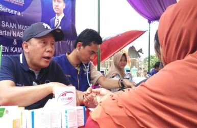 Ketua DPW Partai NasDem Jawa Barat, Saan Mustofa saat memberikan pelayanan secara langsung kepada warga dengan mengecek tingkat kolestrol, gula darah dan asam urat warga, Sabtu (20/01) pagi.