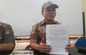 Kasatpol PP Kabupaten Bekasi, Sahat MBJ Nahor saat menunjukan sangsi yang dinilai 'abu-abu' di dalam Perda No 3 Tahun 2016 Tentang Kepariwisataan, Senin (27/11).