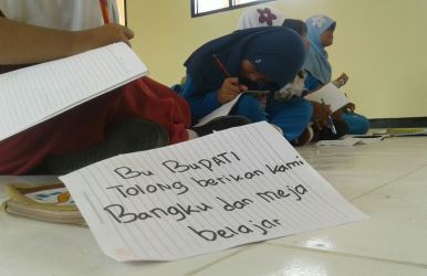 Tak ada bangku dan meja, sejumlah siswa di SD Negeri 04 Mekarsari, Kecamatan Tambun Selatan terpaksa belajar beralaskan lantai alias ‘ngedeprok’