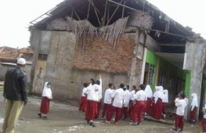 Sejumlah siswa SDN Srijaya 03 saat melihat kondisi sekolahnya yang rusak.