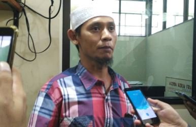 Sekjen LSM GMBI Distrik Kabupaten Bekasi, Samsudin saat ditemui mengawal aduan warga Desa Tridayasakti di gedung DPRD Kabupaten Bekasi, Senin (22/01) siang.