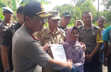 Penyerahan akta tanah kepada Ibu Imah oleh Kapolres Metro Bekasi, Kombespol Candra Sukma Kumara, Selasa (09/01) pagi.