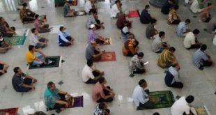 Solat Jum'at di Masjid Agus Nurul Ikhlas Komplek Perkantoran Pemkab Bekasi dengan penerapan protokol kesehatan.