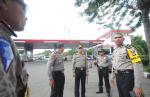 Penijauan Pos Pam di rest area KM 99 oleh jajaran Kepolisian Daerah (Polda) Metro Jaya, Jum'at (22/12).