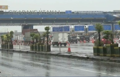 Kondisi lalu lintas di Gerbang Tol Cikarang Utama masih tampak lenggang, Kamis (30/11) sore.