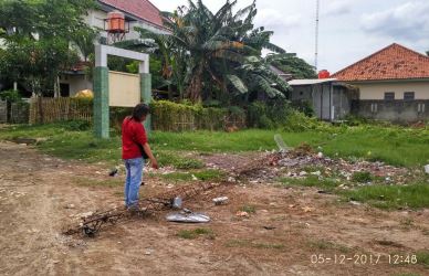 Menara seluler untuk mendukung pelayanan e-KTP di Kantor Kecamatan Tarumajaya, Selasa (05/12) pagi roboh.