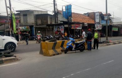 U-turn (putaran arah untuk kendaraan di median jalan) ilegal yang berada tepat di depan pertigaan Albarkah, Desa waluya, Kecamatan Cikarang Utara.