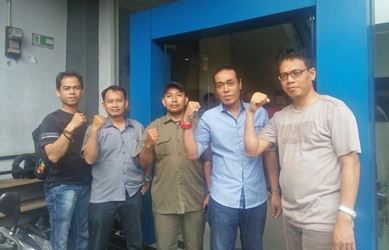 Anggota Dewan Pengupahan Kabupaten Bekasi, Untung Nassari (dua dari kiri), Pengurus FSPMI Bekasi, Masrul (tengah) dan Anggota Dewan Pengupahan Kabupaten Bekasi, Ganang Triono (pojok kanan) foto bersama di Kantor PC FSPMI Bekasi yang berada di Kecamatan Tambun Selatan, Sabtu (20/01) pagi.