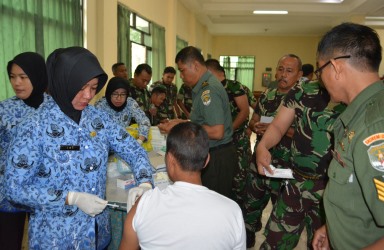 Kegiatan pemberian Vaksin Difteri oleh Polkes Bekasi yang dilaksanakan di Aula Wijayakarta Makorem 051/WKT, Rabu (17/01) pagi.