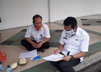 Camat Muaragembong Lukman Hakim saat melakukan pendataan calon penerima manfaat bantuan dampak pendemi Corona Virus Disease (COVID-19) di wilayahnya, Rabu (08/04).