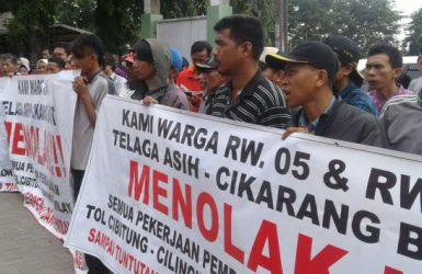 Warga menolak adanya proyek pembangunan Tol Cibitung-Cilincing, warga RW 05 dan RW 03 Kelurahan Telagaasih, Cikarang Barat berdemonstrasi di Kantor Kelurahan Telagaasih, Rabu (10/01)