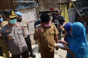 Bupati Bekasi Eka Supria Atmaja saat menemui Ibu Sarni, salah satu warga yang rumahnya mengalami rubuh di Kp. Pulo, Desa Sukaindah, Kecamatan Sukakarya, Senin (11/05) | Foto: Humas Pemkab Bekasi