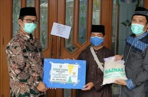 Ketua Baznas Kabupaten Bekasi, Abdul Aziz saat menyerahkan secara simbolis bantuan untuk penyuluh agama atau guru di Kabupaten Bekasi, Jum'at (15/05).