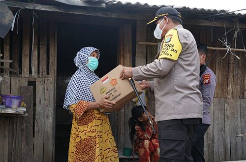 Kapolda Metro Jaya, Irjen Pol Drs. Nana Sudjana saat memberikan bantuan secara simbolis kepada warga di Kp. Pasir Konci, Desa Pasirsari, Kecamatan Cikarang Selatan, Jum'at (15/05).