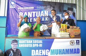 Pendistribusian paket sembako lebaran dari anggota DPR RI Daeng Muhammad, Selasa (19/05).