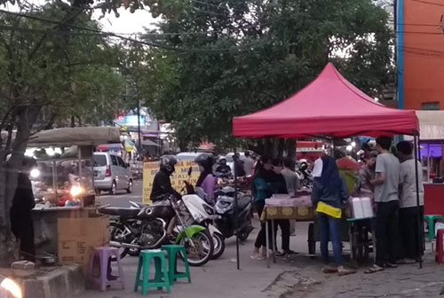 Suasana pedagang takjil di Jl. Tarum Barat, Desa Jayamukti, Kecamatan Cikarang Pusat