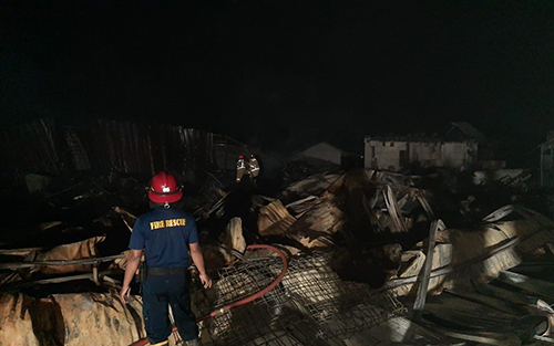 Kondisi gudang penyimpanan limbah plastik di Kelurahan Wanasari, Kecamatan Cibitung yang ludes terbakar, Kamis (21/05) malam.