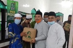 Ketua DPD PKB Jawa Barat Syaiful Huda didampingi Ketua DPC PKB Kabupaten Bekasi Abdul Kholik saat memberikan bantuan secara simbolis di pondok pesantren (ponpes) Al-Ajhariyyah di Kelurahan Wanasari, Kecamatan Cibitung, Minggu (17/05)