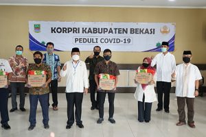 Sekda Kabupaten Bekasi Uju saat melepas secara simbolis bantuan KORPRI Peduli COVID-19 yang akan didistribusikan kepada masyarakat di Gedung Wibawa Mukti, Komplek Perkantoran Pemkab Bekasi Jum’at (22/05). | Foto: Humas Pemkab Bekasi