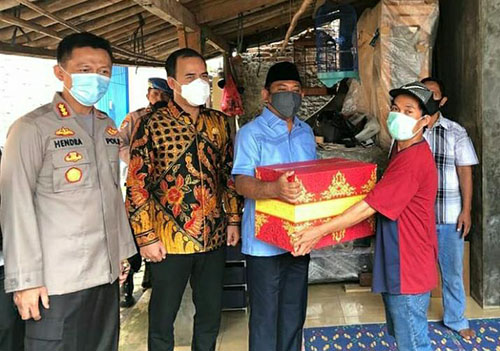 Bupati Bekasi Eka Supria Atmaja, Ketua DPRD Kabupaten Bekasi Aria Dwi Nugraha dan Kapolres Metro Bekasi Kombes Hendra Gunawan saat menyerahkan paket bantuan untuk salah seorang buruh yang terkena Pemutusan Hubungan Kerja (PHK) di Kp. Rawa Lintah, Desa Mekarmukti, Kecamatan Cikarang Utara, Jum'at (01/05) sore | Foto: Humas Pemkab Bekasi