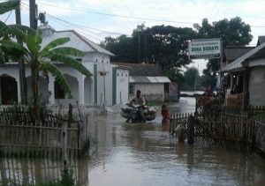 banjir yang menggenangi akses jalan warga di Desa Pantai Bahagia, Kecamatan Muaragembong, Senin (04/05) | Foto: Instagram @muaragembongkita