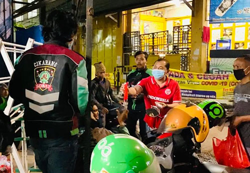 Anggota DPRD Kabupaten Bekasi Nyumarno saat berpartisipasi menyumbangkan nasi, masker dan hand sanitizer pada program Selasa Jumat Peduli (SEJULI) yang digagas oleh PDI Perjuangan, Jum'at (01/05).