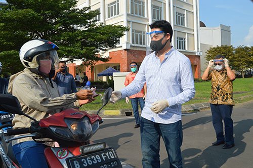 President Director Jababeka Residence Suteja S. Darmono saat melakukan pembagian paket hand sanitizer dan masker gratis di Kawasan Movieland Jababeka pada tanggal 14 dan 15 Mei 2020 lalu.