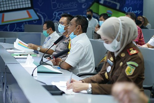 Rapat Evaluasi Pelaksanaan PSBB Menjelang Hari Raya Idul Fitri pada Rabu (20/05) di Command Center, Gedung Diskominfosantik Kabupaten Bekasi | Foto: Humas Pemkab Bekasi