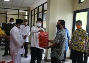 Simbolisasi penyerahan paket nasi kotak dan takjil gratis untuk warga, Jum'at (22/05). | Foto: Humas Pemkab Bekasi