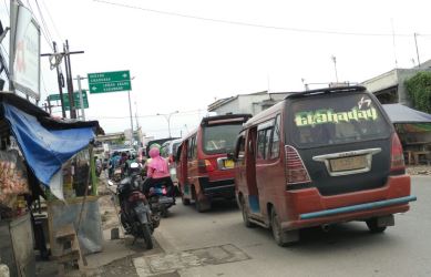 Angkot K-17 sebagai nomor trayek paling awal di Kabupaten Bekasi memiliki rute Cikarang-Cibarusah justru hanya sampai Lippo Cikarang atau Kecamatan Serang Baru.