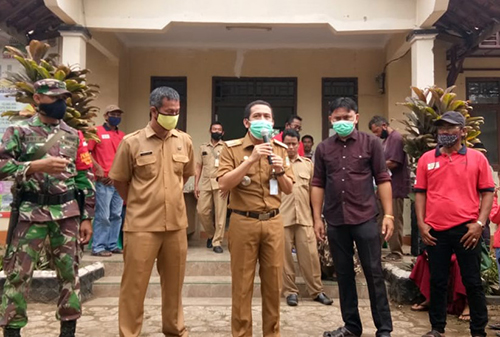 Camat Muaragembong saat menghadiri penyaluran BLT DD di Desa Pantai Mekar, Kecamatan Muaragembong, Senin (15/06).