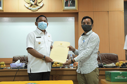 Penandatanganan kesepakatan bersama antara Bupati Bekasi, Eka Supria Atmaja dengan PT. Citra Prasasti Konsorindo di Ruang Rapat Bupati terkait revitalisasi Pasar Induk Cibitung, Rabu (24/06) | Foto: Humas Pemkab Bekasi