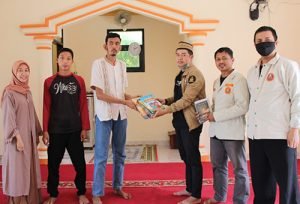 Jajaran pengurus PPDM Kabupaten Bekasi saat memberikan simbolis bantuan kepada perwakilan Komunitas Kampung Baca di Kp. Gempol Ragas, Desa Sukamekar, Kecamatan Sukawangi.