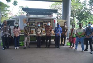 Pemberian bantuan program Corporate Social Responsibility (CSR) dari PT Hyundai Indonesia melalui Yayasan Gugah Nurani Indonesia kepada Pemerintah Kabupaten Bekasi, Kamis (18/06).