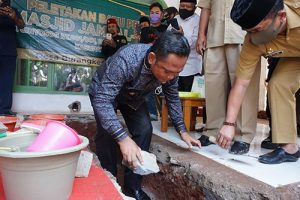 Bupati Bekasi Eka Supria Atmaja saat melakukan peletakan batu pertama pembangunan masjid Jami Al Ikhlas di Kecamatan Setu, Senin (29/06) | Foto: Humas Pemkab Bekasi