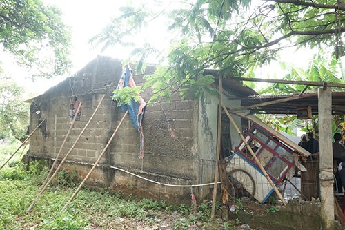 Kondisi rumah nenek Yati yang ditopang bambu karena nyaris ambruk di Kp. Pulo, RT 003/037 Desa Sumberjaya, Kecamatan Tambun Selatan.