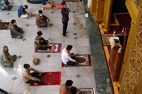 Bupati Bekasi Eka Supria Atmaja saat melaksanakan Sholat Jum’at pertama pasca PSBB di Masjid Nurul Hikmah Komplek Perkantoran Pemkab Bekasi, Jum’at (05/06) | Foto: Humas Pemkab Bekasi