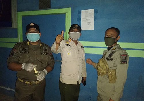 Penutupan sejumlah warung remang-remang oleh petugas gabungan yang terdiri dari Seksi Ketentraman dan Ketertiban Kecamatan Cikarang bersama Kepolisian dan TNI di Cikarang Selatan.