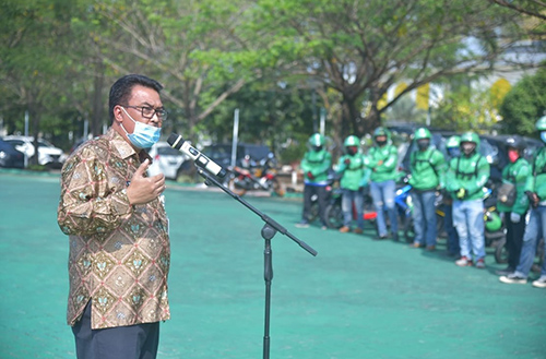 Asisten Ekonomi dan Pembangunan (Asda II) Kabupaten Bekasi, Entah Ismanto saat membuka acara launching Grab Bike Protect di Plaza Pemkab Kabupaten Bekasi, Kamis (30/07) | Foto: Humas Pemkab Bekasi