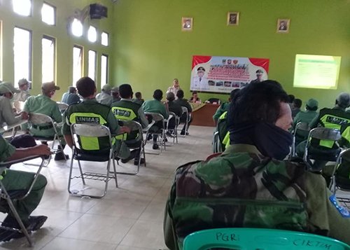Kegiatan Pendidikan dan Pelatihan kepada Linmas di Aula Gedung PGRI Cikarang Timur, Senin (20/07).