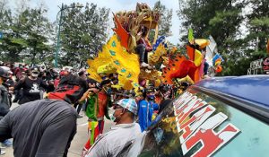 Massa pelaku seni dan jasa melakukan aksi damai dengan membuat panggung hiburan di depan di depan gerbang Komplek Perkantoran Pemkab Bekasi, Kamis (16/07).