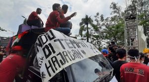 Massa pelaku seni dan jasa melakukan aksi damai dengan membuat panggung hiburan di depan di depan gerbang Komplek Perkantoran Pemkab Bekasi, Kamis (16/07).